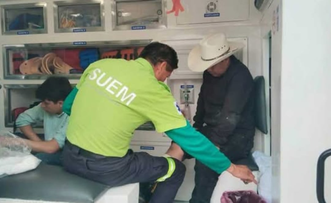 Unidades de Protección Civil, policía municipal y SUEM desplegadas en el lugar para brindar auxilio a las víctimas y controlar la crisis nerviosa. Foto Especial