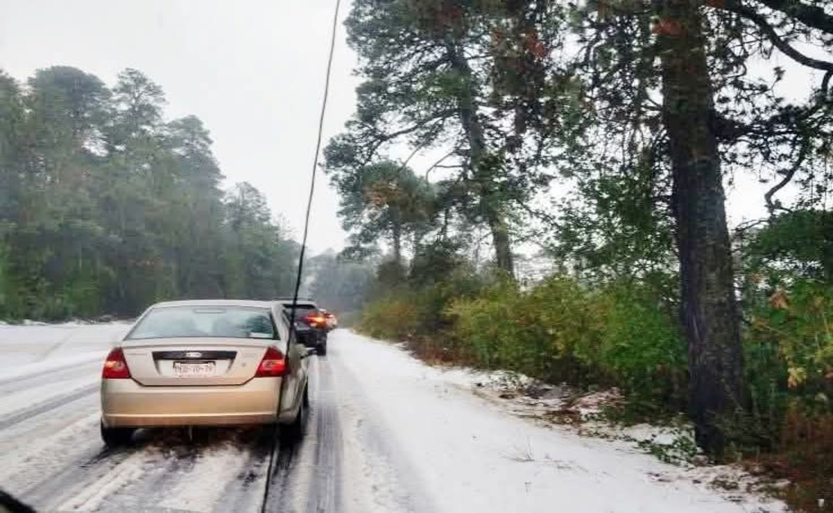 ¡Precaución! Intensa granizada cubre de blanco la carretera Sultepec-Nevado de Toluca