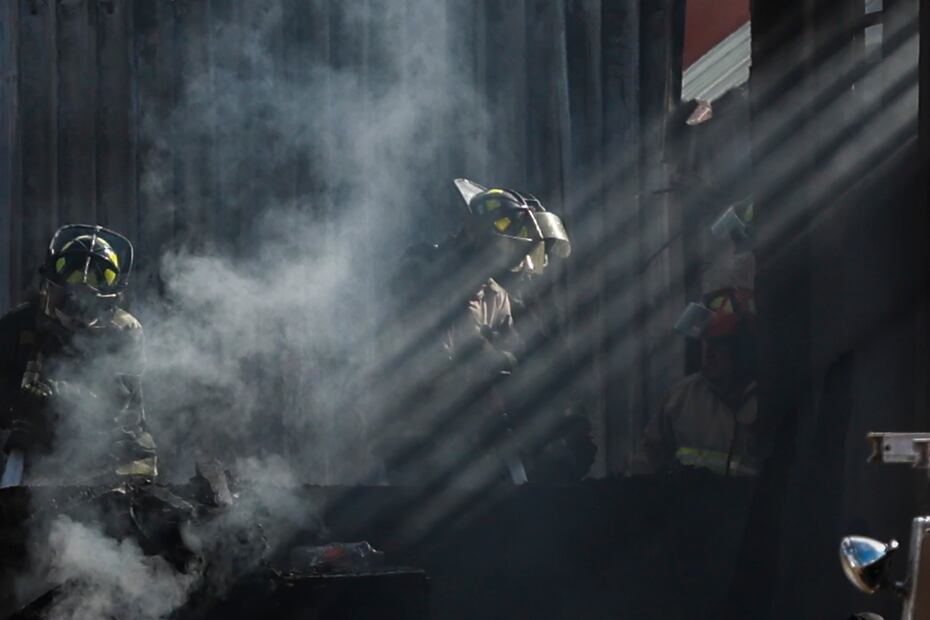 Los restos del jet privado Cessna Citation III, con matrícula XA-PRO, tras impactarse en la calle Industria Automotriz en la colonia San Pedro Totoltepec, Toluca. Foto Alejandro Vargas / El Universal