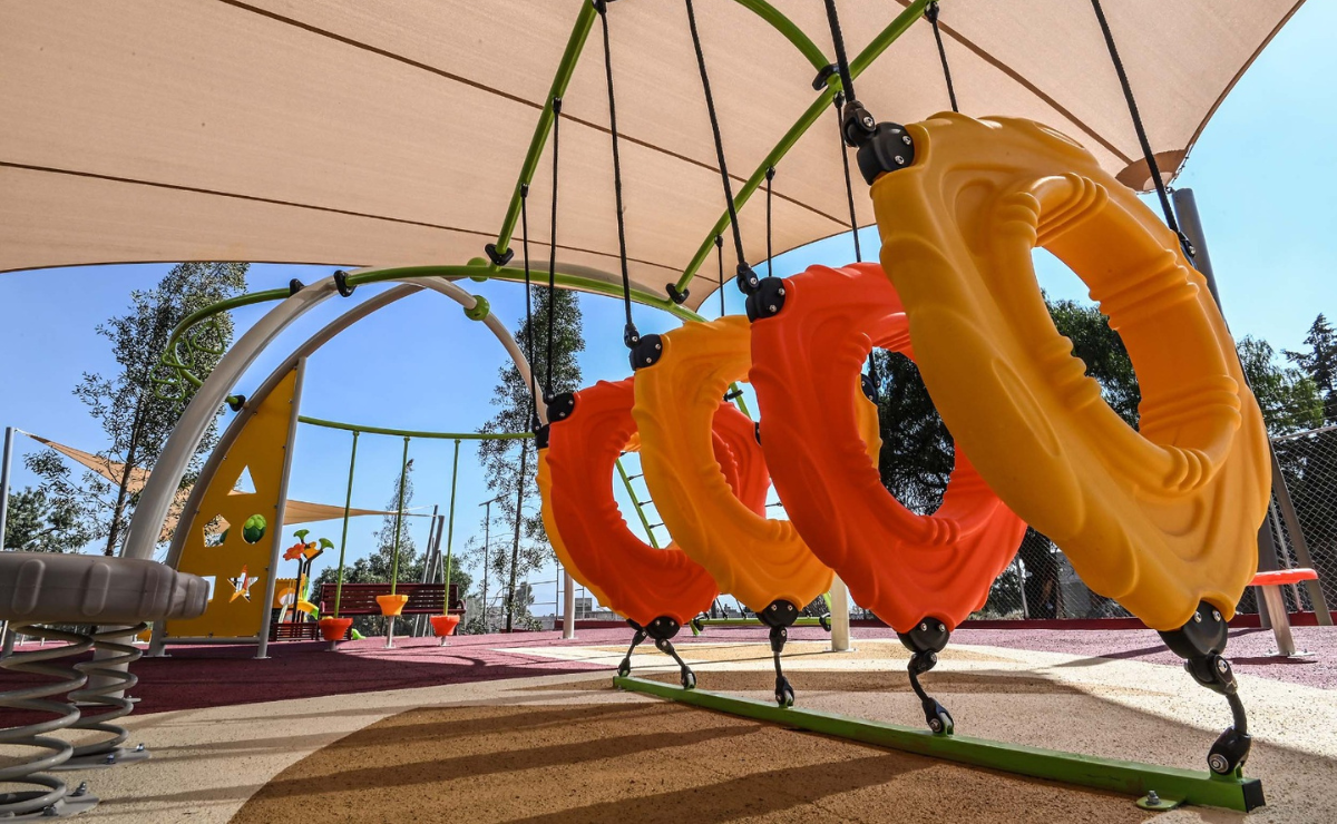 Redes para escalar, toboganes y otros juegos modernos forman parte de las nuevas áreas infantiles en Metepec. Foto: Especial