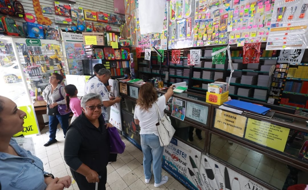 Las familias mexiquenses comparan precios y buscan alternativas ante el encarecimiento de la lista de útiles escolares. Foto Alejandro Vargas / El Universal