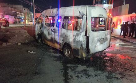 Camioneta de transporte público se incendia en Ecatepec; chofer sufre quemaduras de segundo grado