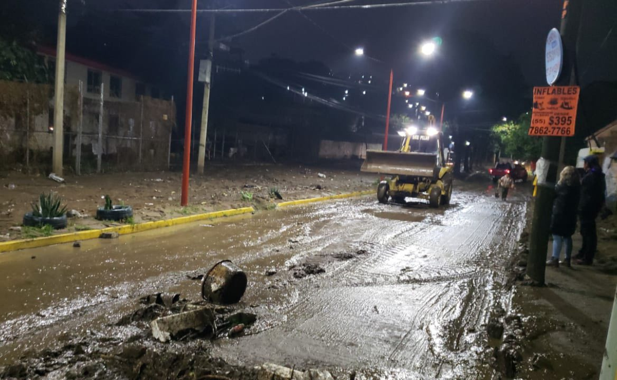 La fuerza de las lluvias ha provocado inundaciones severas y arrastrados vehículos en la carretera México-Texcoco. Foto: Alerta Los Reyes La Paz
