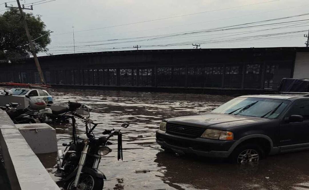 Las inundaciones complican el paso de autos / Foto: Especial