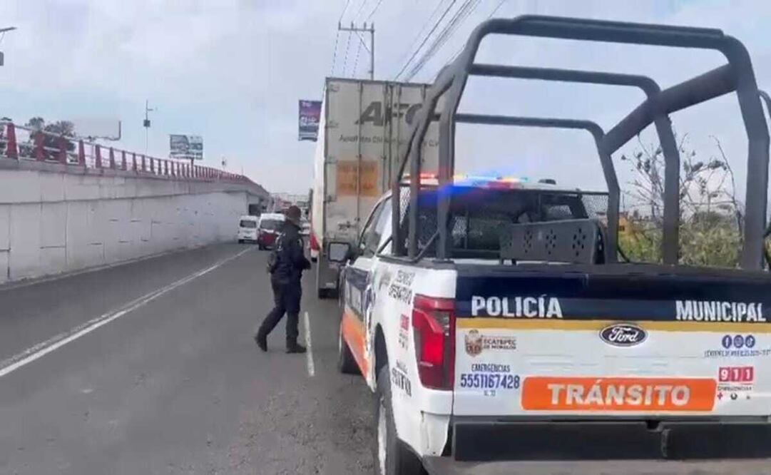 Policías de Tránsito Municipal de Ecatepec recuperaron la caja de un tráiler que había sido robado en vía Morelos. Foto: Especial 