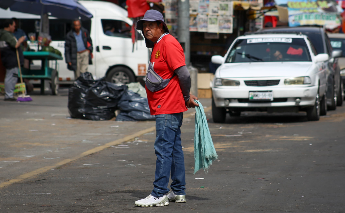 "Viene viene" en acción: cobrando cuotas a automovilistas en el centro de Ecatepec Foto: Luis Camacho