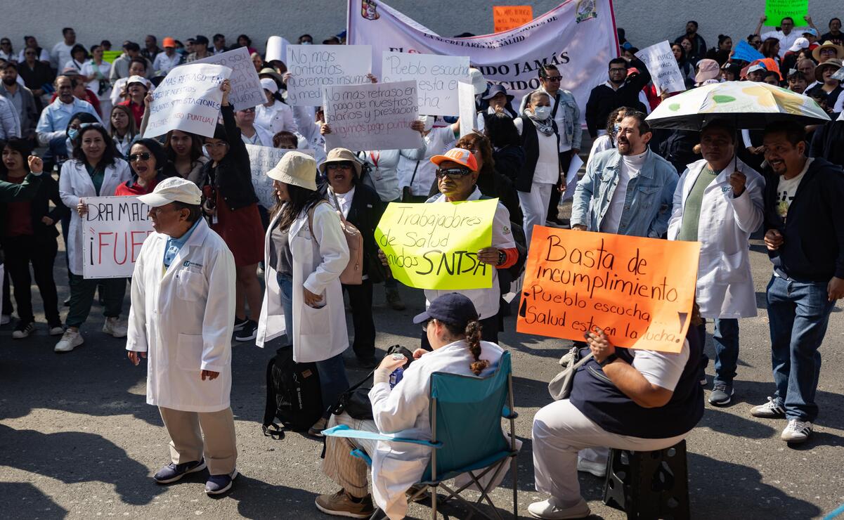 Durante la manifestación médicos y enfermeras del ISEM, fueron agredidos por transportistas de ACME. Foto: Hugo Salvador / El Universal Estado de México