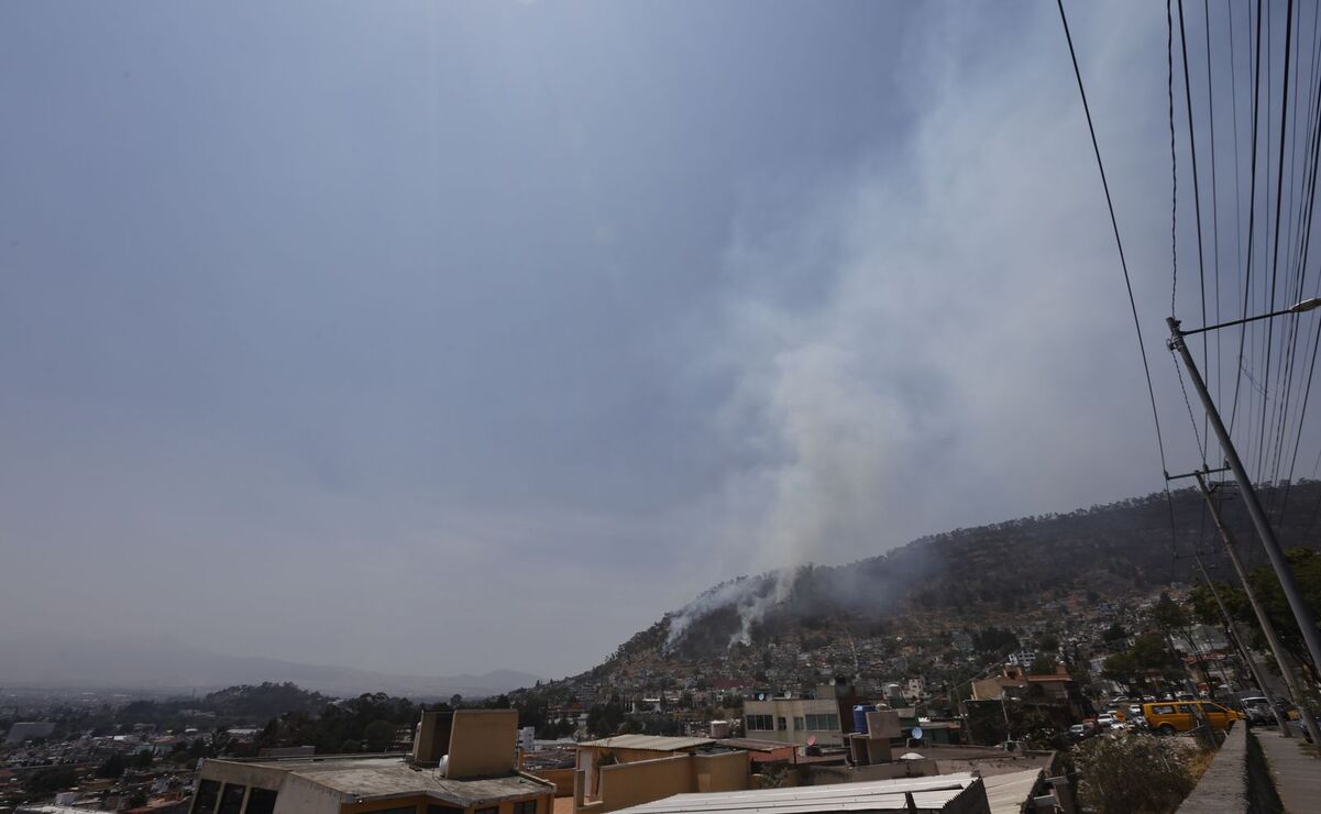Una llamada alerto a los bomberos sobre el incendio en el Cerro de La Teresona. Foto: Jorge Alvarado / El Universal Estado de México