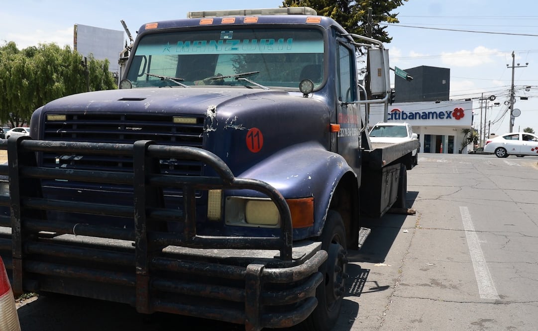 Lo que inició como un auxilio vial por una llanta ponchada en la Av. Ferrocarriles, derivó en una exigencia de 18 mil pesos por parte de la policía. Foto Alejandro Vargas / El Universal