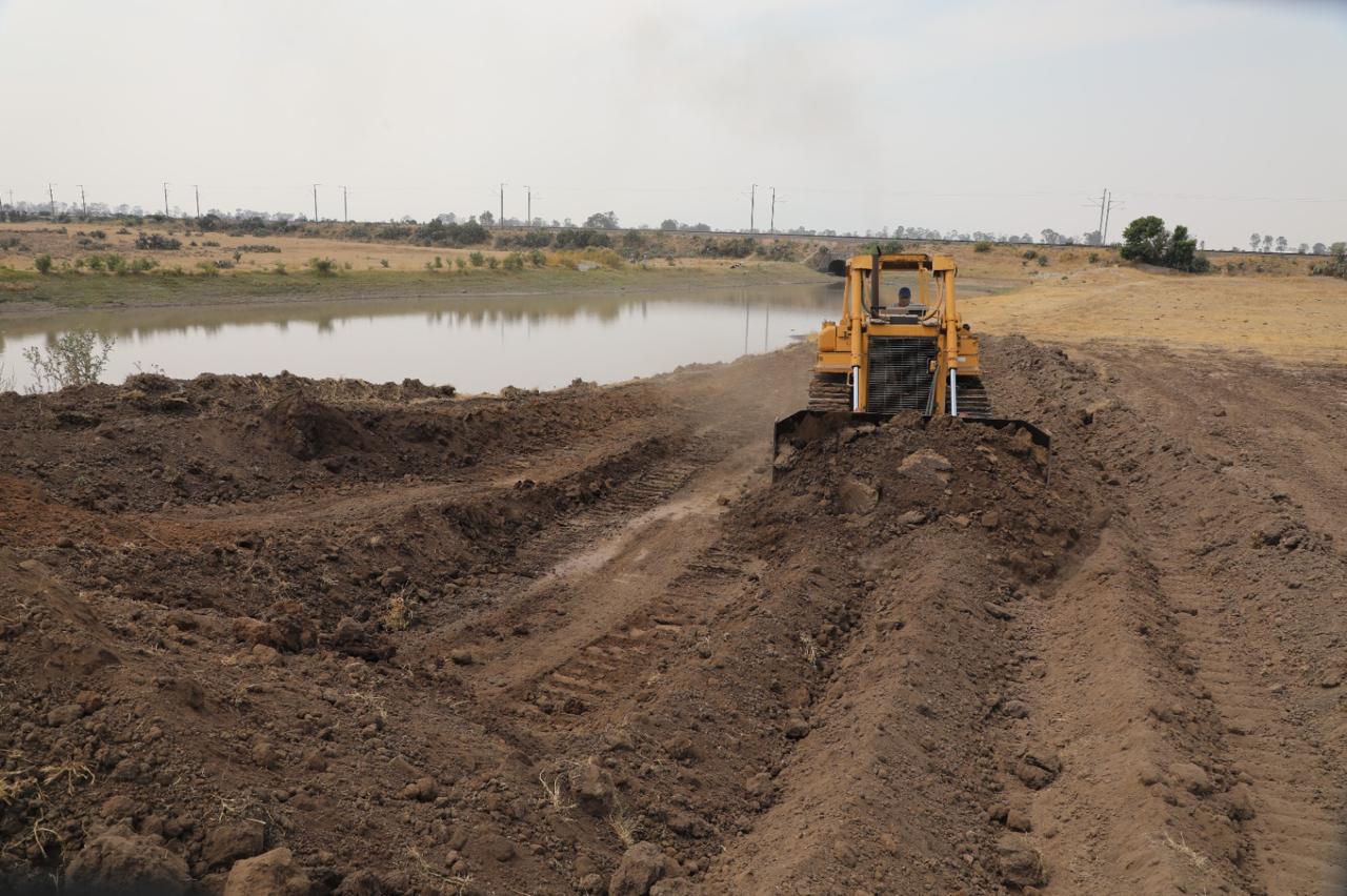 Los bordos de recolección de agua son construidos con la maquinaria del gobierno estatal. Foto Especial