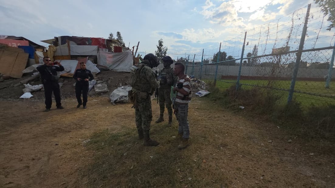 El padre del niño arribó al lugar explicando que, debido al desempleo, tuvo que dejarlo solo para salir a recolectar y vender chatarra para comprar alimentos; el DIF ya interviene en el caso. Foto Especial