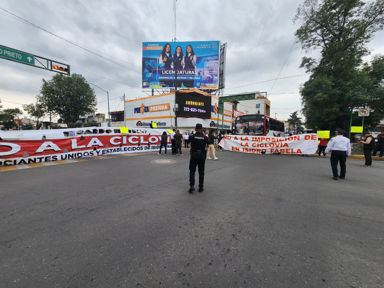 Comerciantes cierran de manera intermitente la Avenida Isidro Fabela en contra de la ciclovía