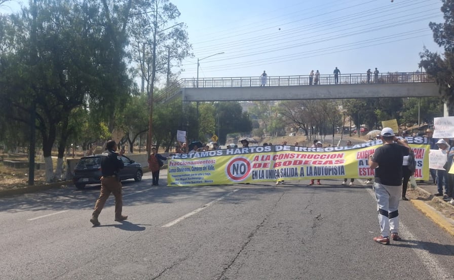 Bloquean carriles laterales de Periférico Norte por instalación de bodegas industriales