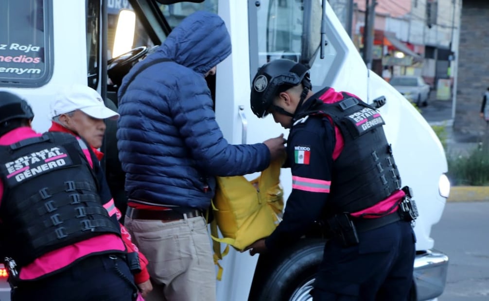 Siguiendo los protocolos de seguridad, usuarios varones descienden de las unidades para inspecciones de rutina en busca de objetos prohibidos. Foto Especial