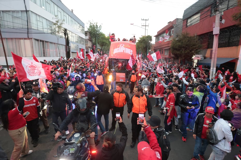 Los jugadores del Toluca pasean su Copa 12 por las avenidas Morelos e Hidalgo, en un recorrido que consagró una nueva era de triunfos escarlatas. Foto Alejandro Vargas / El Universal