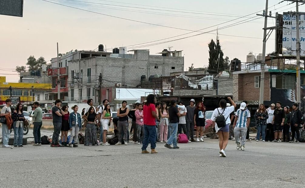Los estudiantes colocaron mantas y cadenas en las cinco puertas de Campo 4, impidiendo el ingreso de personal y alumnos. Foto Arturo Contreras / El Universal