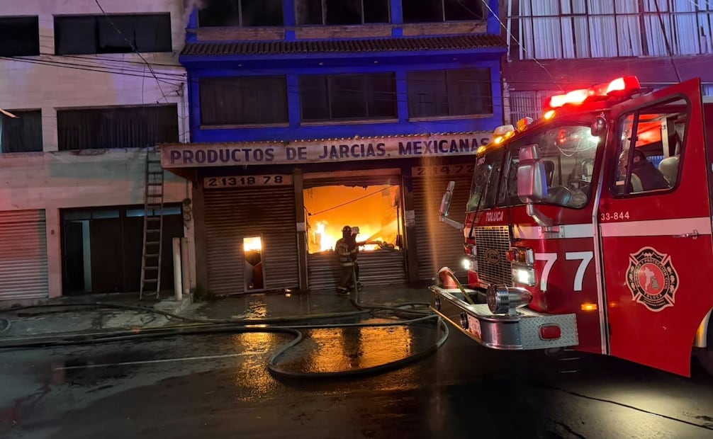 Personal de Protección Civil del Estado de México aseguró la zona para evitar riesgos a la ciudadanía y edificios colindantes. Foto Especial