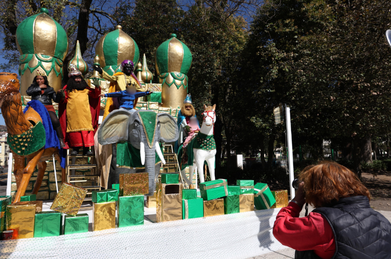 Melchor, Gaspar y Baltazar ya están en la Alameda de Toluca. Foto Arturo Hernández
