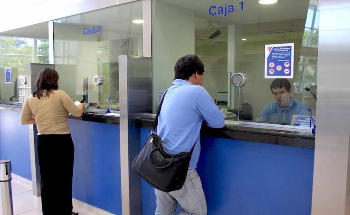 Los bancos que ofrecen sus servicios dentro de almacenes comerciales y supermercados, si abrirán al público. Foto: Especial