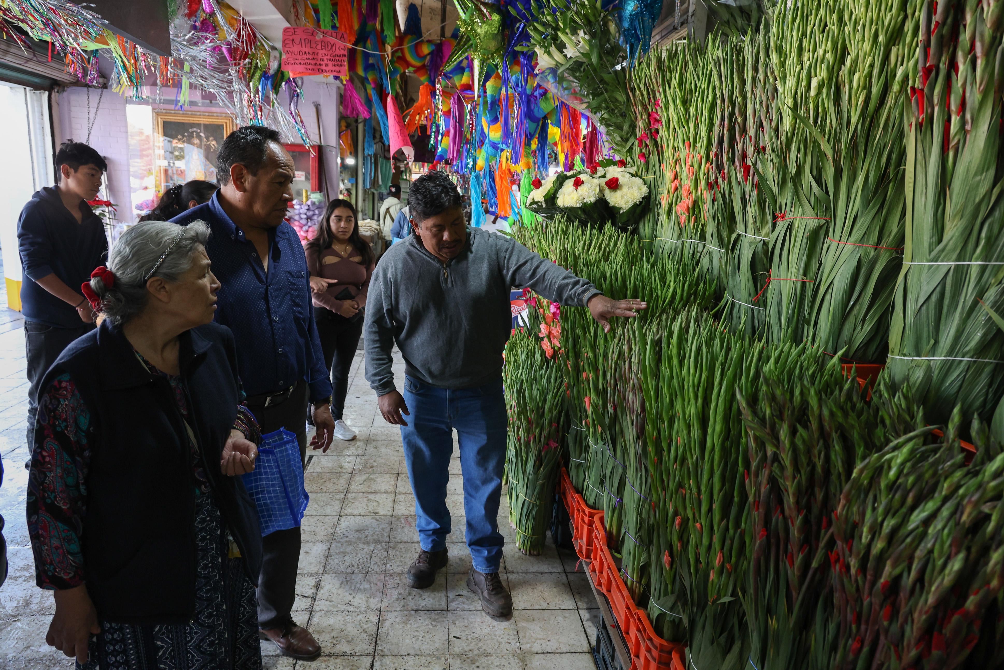 Los comerciantes de flores del Mercado Juárez reportaron un aumento en sus ventas, a pesar del incremento en los precios. Foto Arturo Hernández
