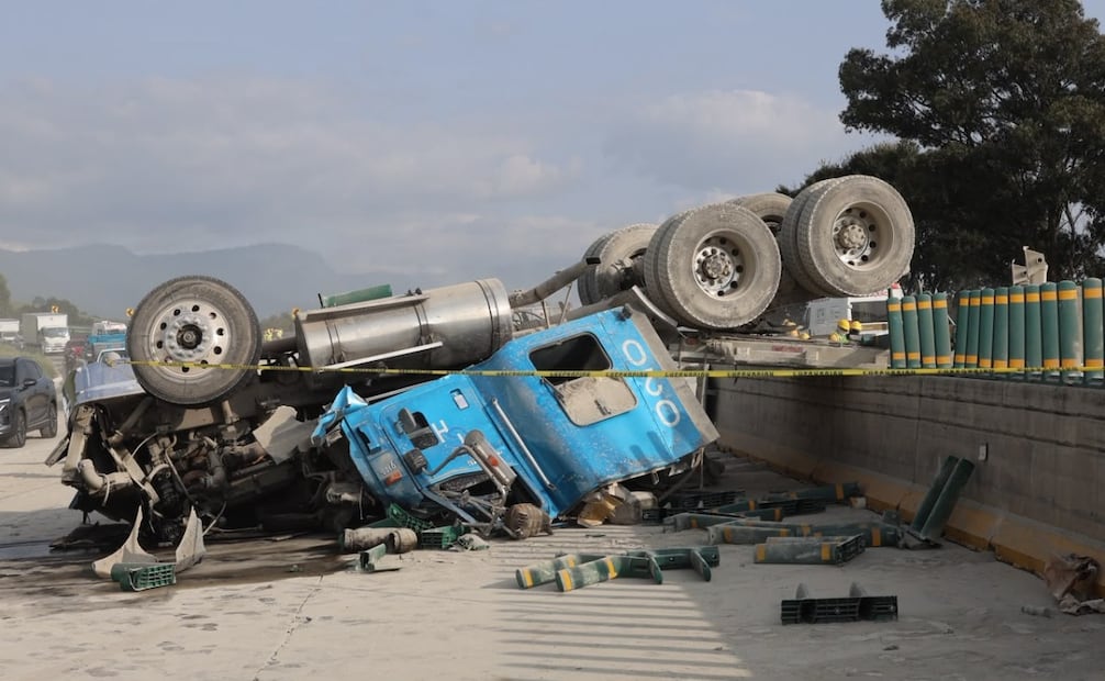 Así quedó el tractocamión con doble remolque tras invadir los carriles contrarios a la altura de Llano Grande. Foto Osmar Alvarado / El Universal