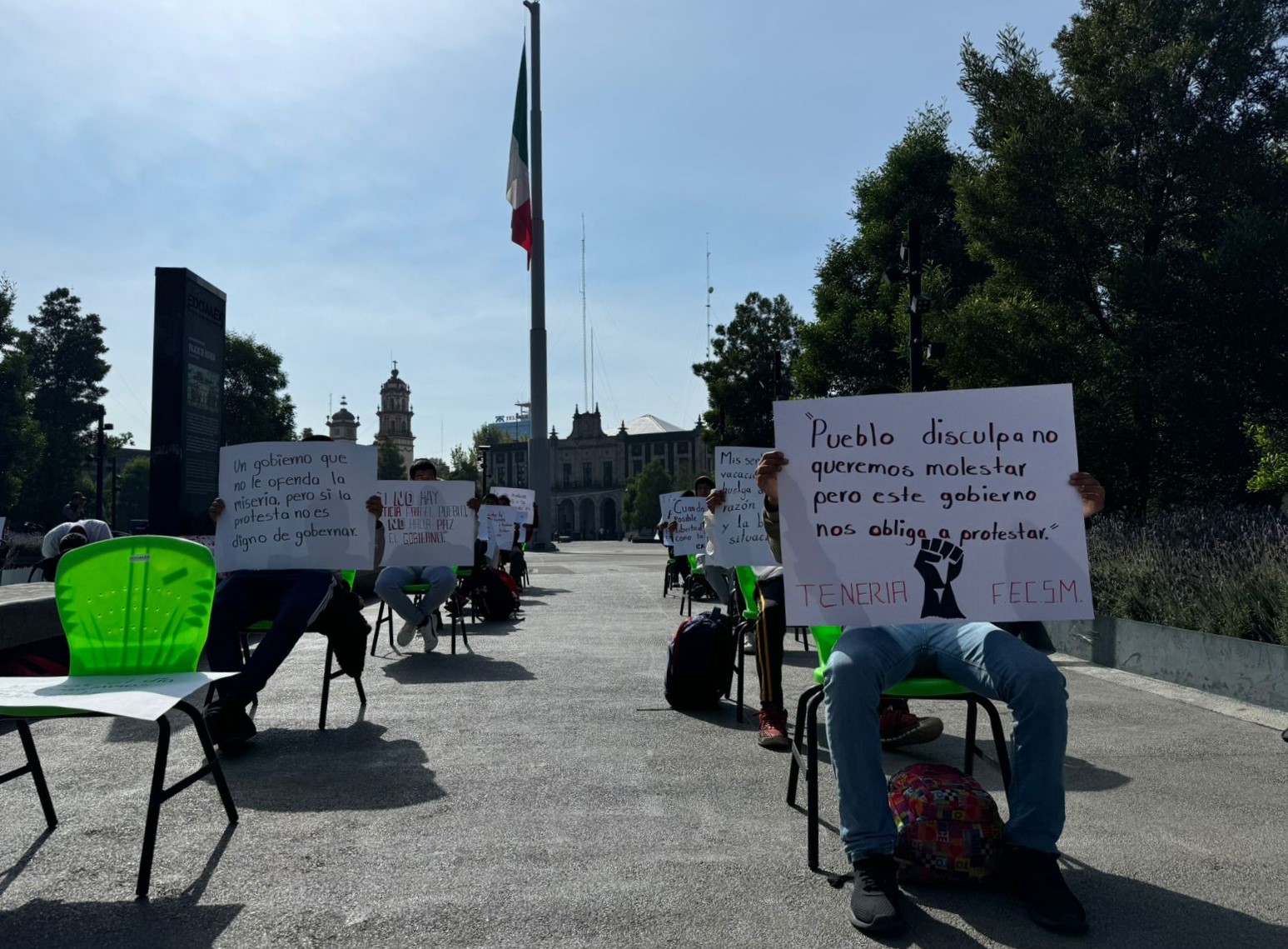 Los alumnos aseguran que solo es mínimo el cumplimiento por lo que esperan que sean atendidos por las autoridades estatales para poder levantar el plantón. Foto: Claudia González.  