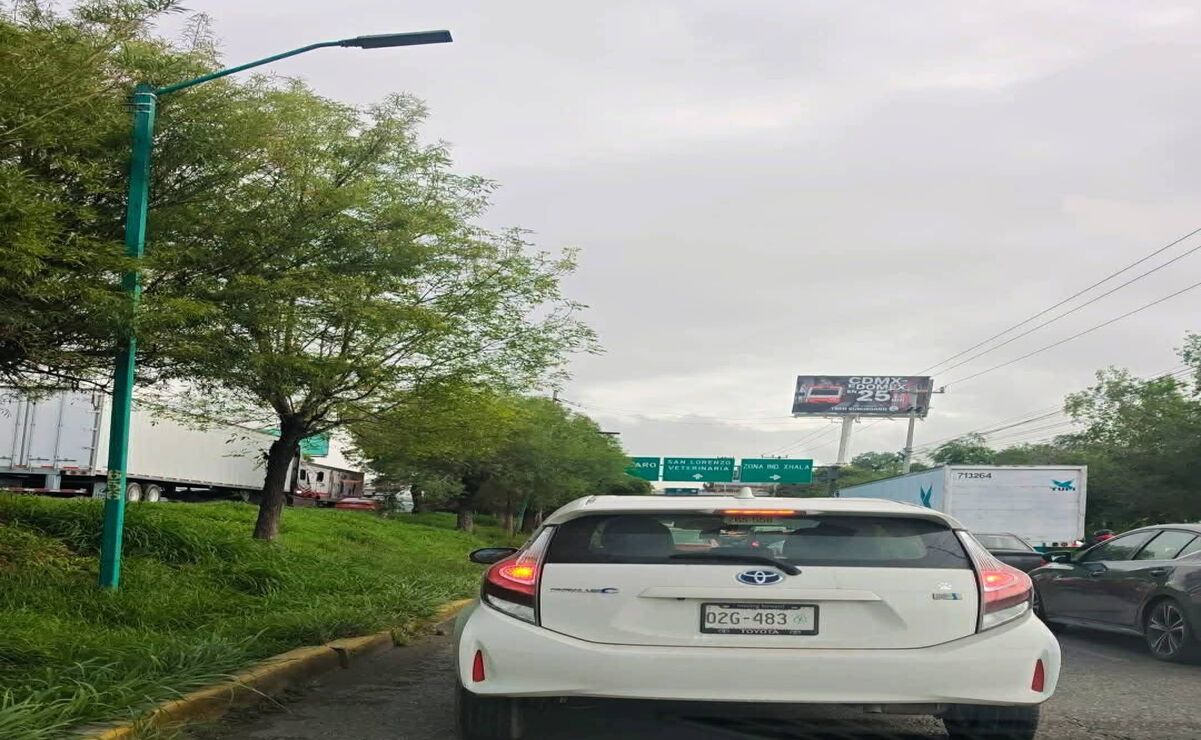 Las filas de automotores se extienden tanto por los carriles centrales como por los laterales de la México-Querétaro. Foto: Especial