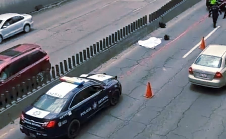 Motociclista muere tras derrapar y caer a desnivel en vialidad de Toluca