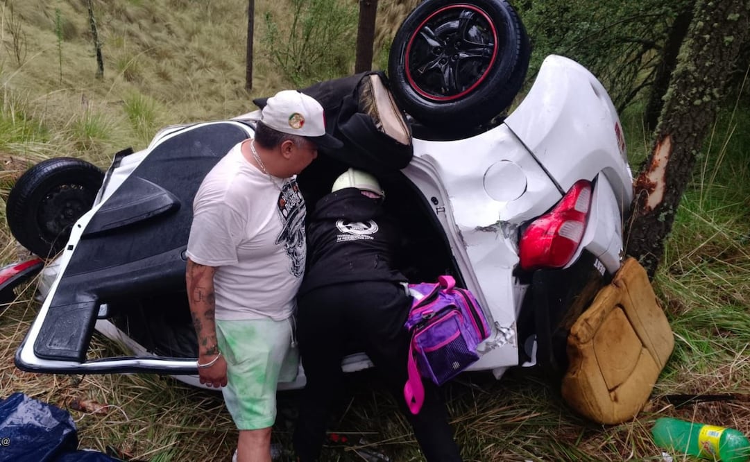 El automóvil compacto Chevrolet volcó hacia una barranca en el kilómetro 20 de la carretera Tlamacas-Paso de Cortés. Foto Especial
