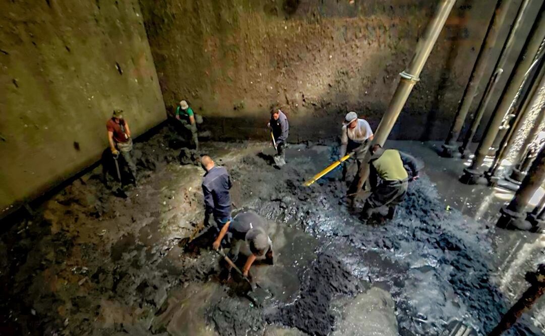 Así trabajan los especialistas del Grupo Tláloc en las profundidades del cárcamo "Colón", liberando el sistema de drenaje de Toluca de 70 toneladas de desechos / Foto: Especial