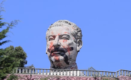 Video: Paristas vandalizan la cabeza de Adolfo López Mateos en la UAEMéx