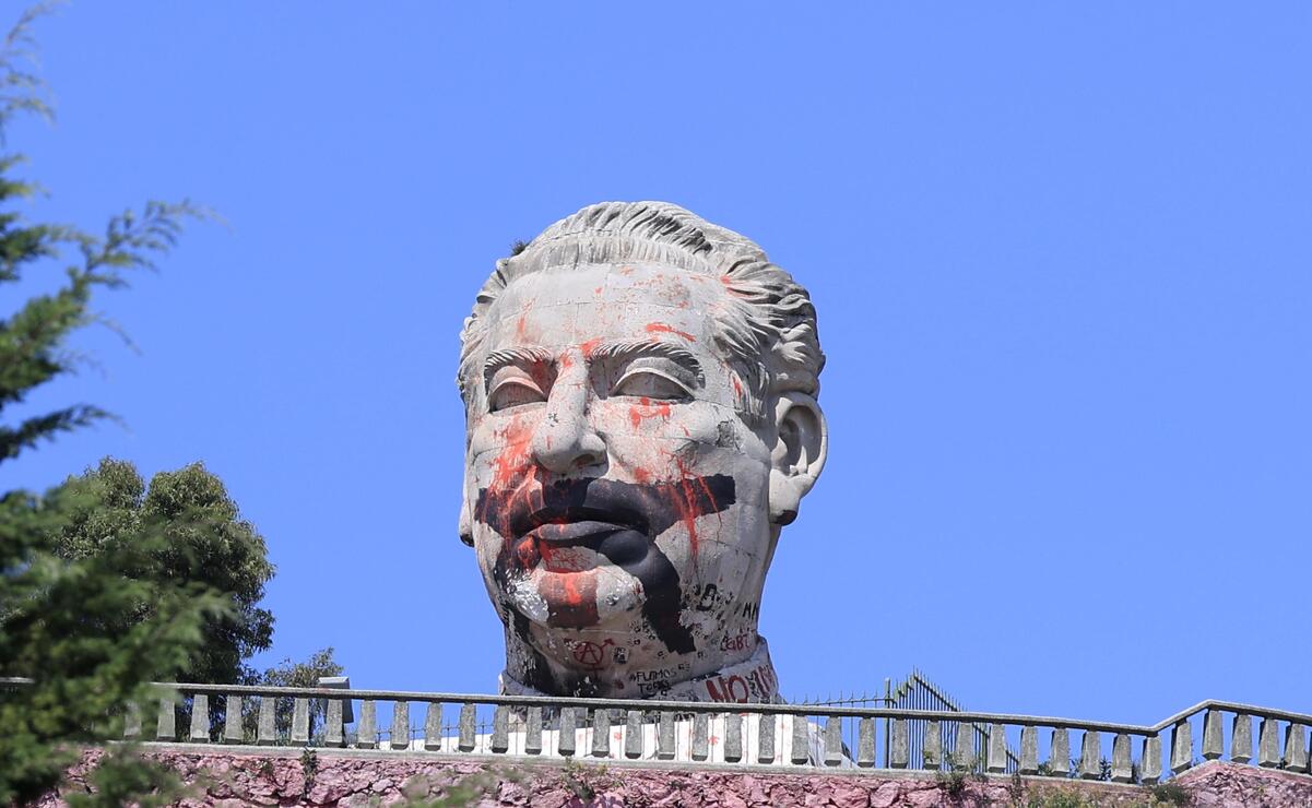 Paristas vandalizan cabeza de Adolfo López Mateos / Foto Arturo Hernández