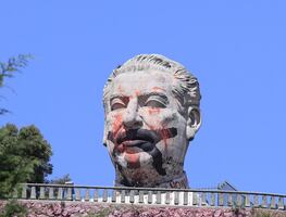 Video: Paristas vandalizan la cabeza de Adolfo López Mateos en la UAEMéx