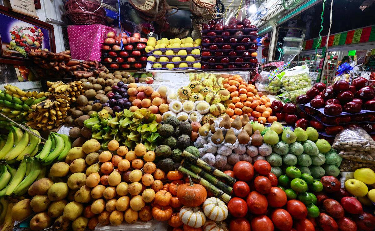 La fruta, como mandarina, tejocotes, jícama, caña, manzana, plátano, camote y calabaza de muerto, se encuentra a 30 pesos el kilo / Foto Alejandro vargas