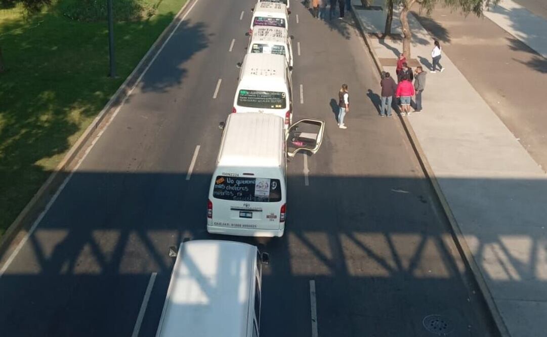 Transportistas se dirigen hacia el Zócalo de la CDMX para exigir seguridad ante extorsiones. Foto: Especial