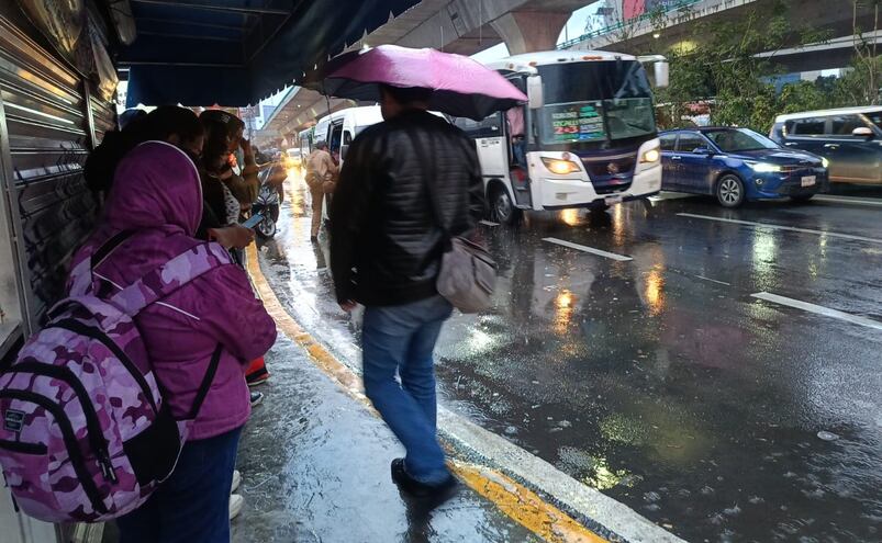 Activan protocolos de emergencia por anegaciones en Periférico Norte y Lomas Verdes tras intensa lluvia
