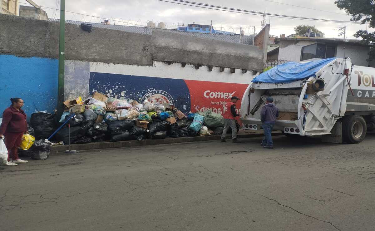 ¡Operativo limpieza en Toluca! Recogen 10 toneladas de basura de tiradero clandestino