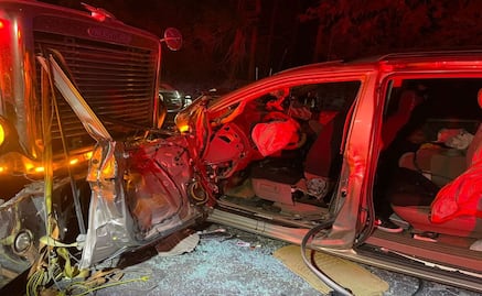 Camioneta se impacta contra tráiler en Santiago Tianguistenco