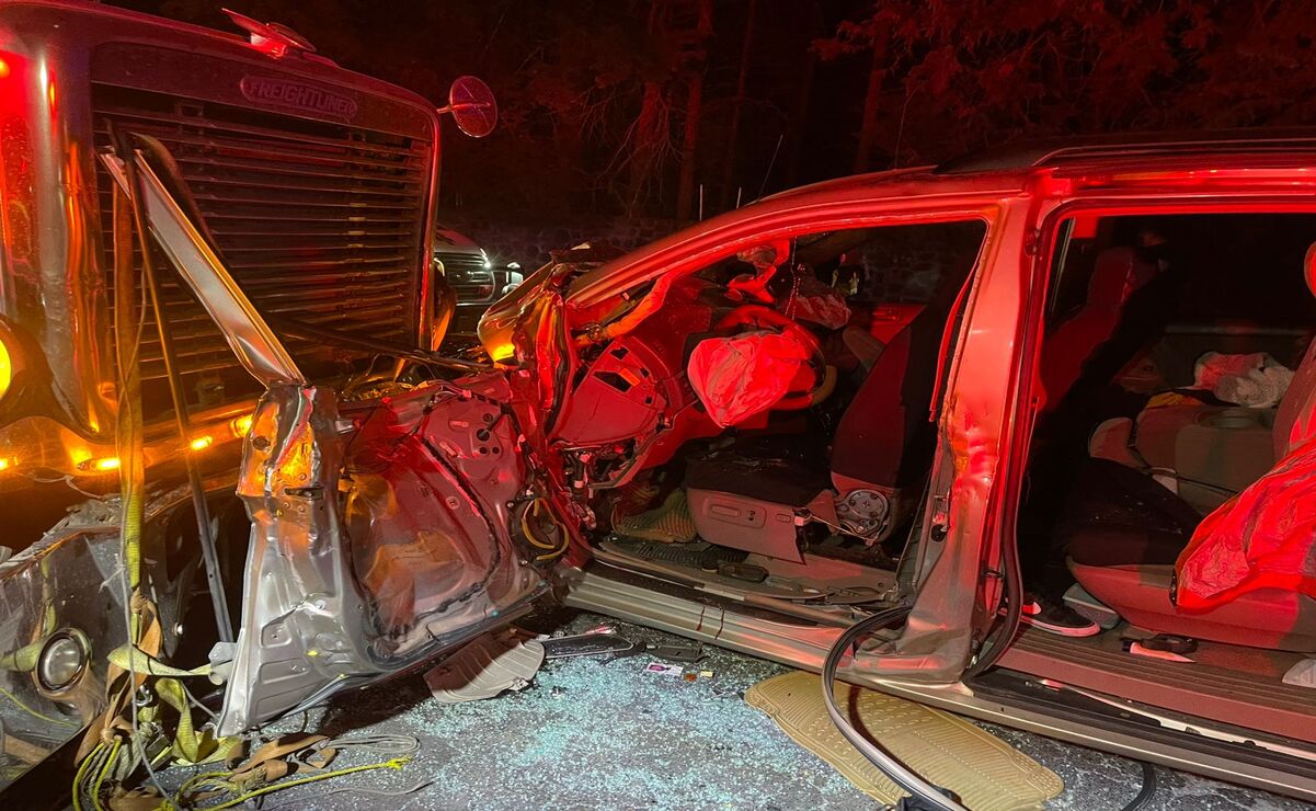 Camioneta se impacta contra tráiler en Santiago Tianguistenco