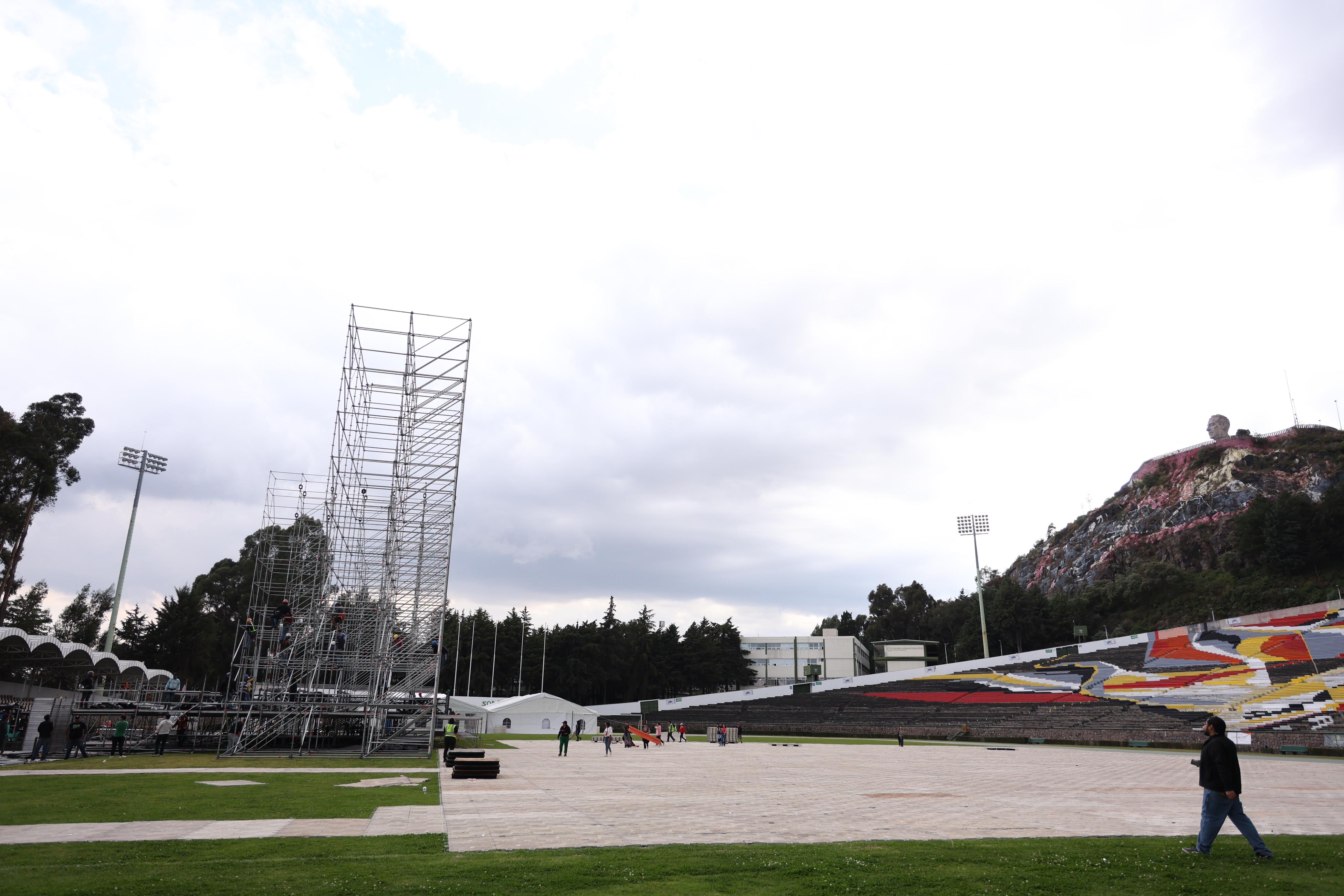 La estructura para el concierto se instala en el Estadio Universitario Alberto "Chivo" Córdova. Foto Arturo Hernández