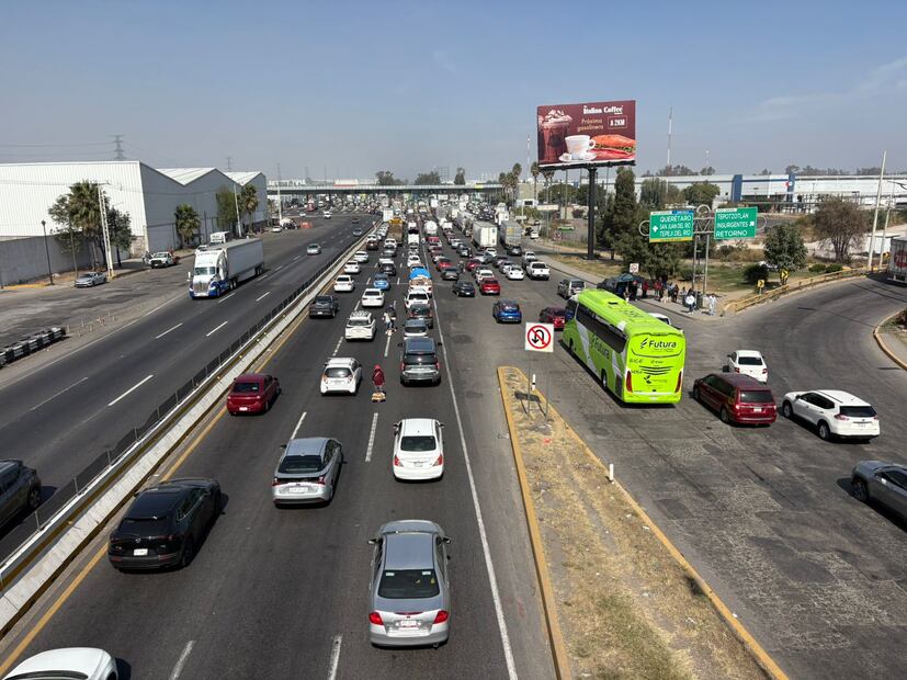 En dirección a la Ciudad de México no hay tráfico, pues los autos que cruzan por la plaza de cobro de la autopista México-Querétaro en Tepotzotlán lo hacen sin enfrentarse a largas filas. Foto: Arturo Contreras/ El Universal