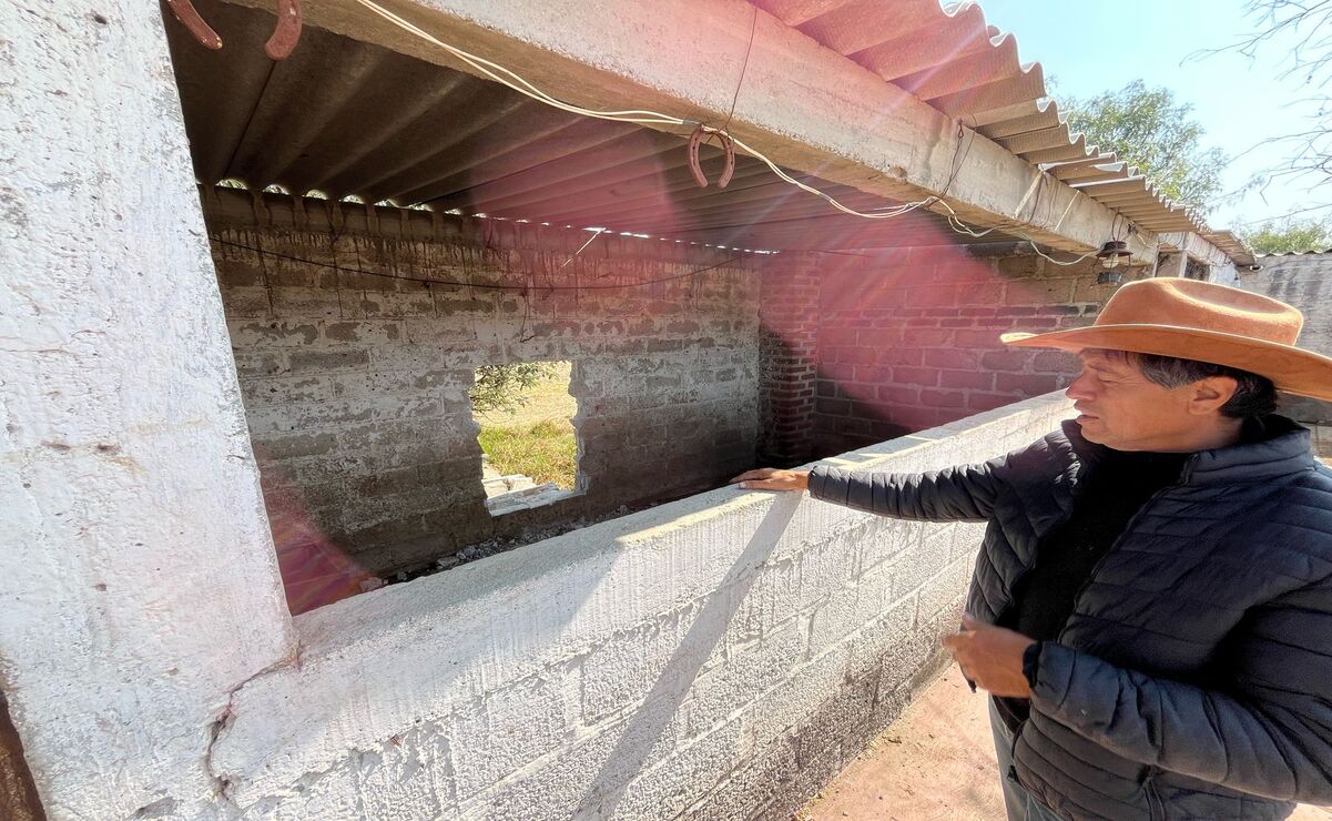 Los ladrones hicieron un boquete en una de las bardas perimetrales, por ahí se metieron y sacaron a los burros. / Foto: Especial