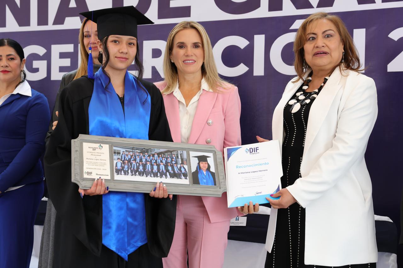 Amadrina alcaldesa a primera generación del bachillerato DIF Huixquilucan
