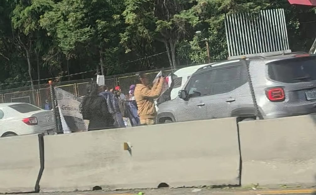 La manifestación se realiza a la altura del Parque Naucalli, en dirección a Ciudad de México. Foto especial