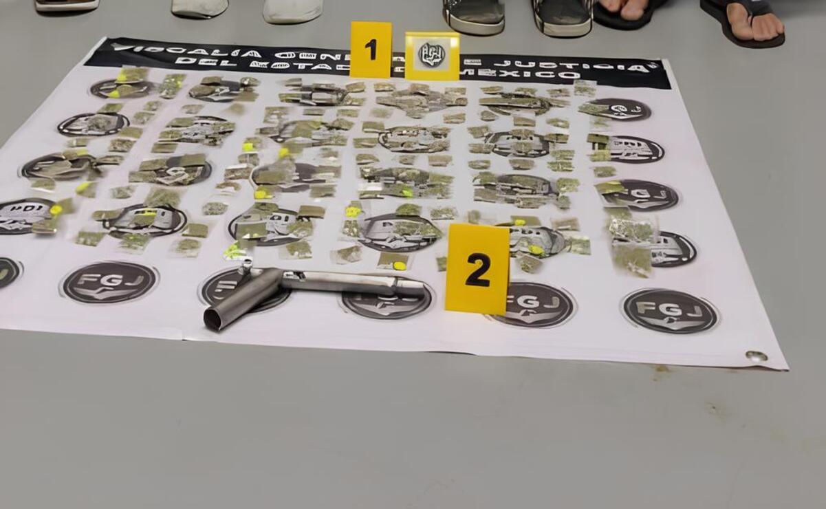 En el domicilio se encontraron envoltorios de plástico con una hierba seca parecida a la marihuana y armas de fabricación casera. Foto: Especial