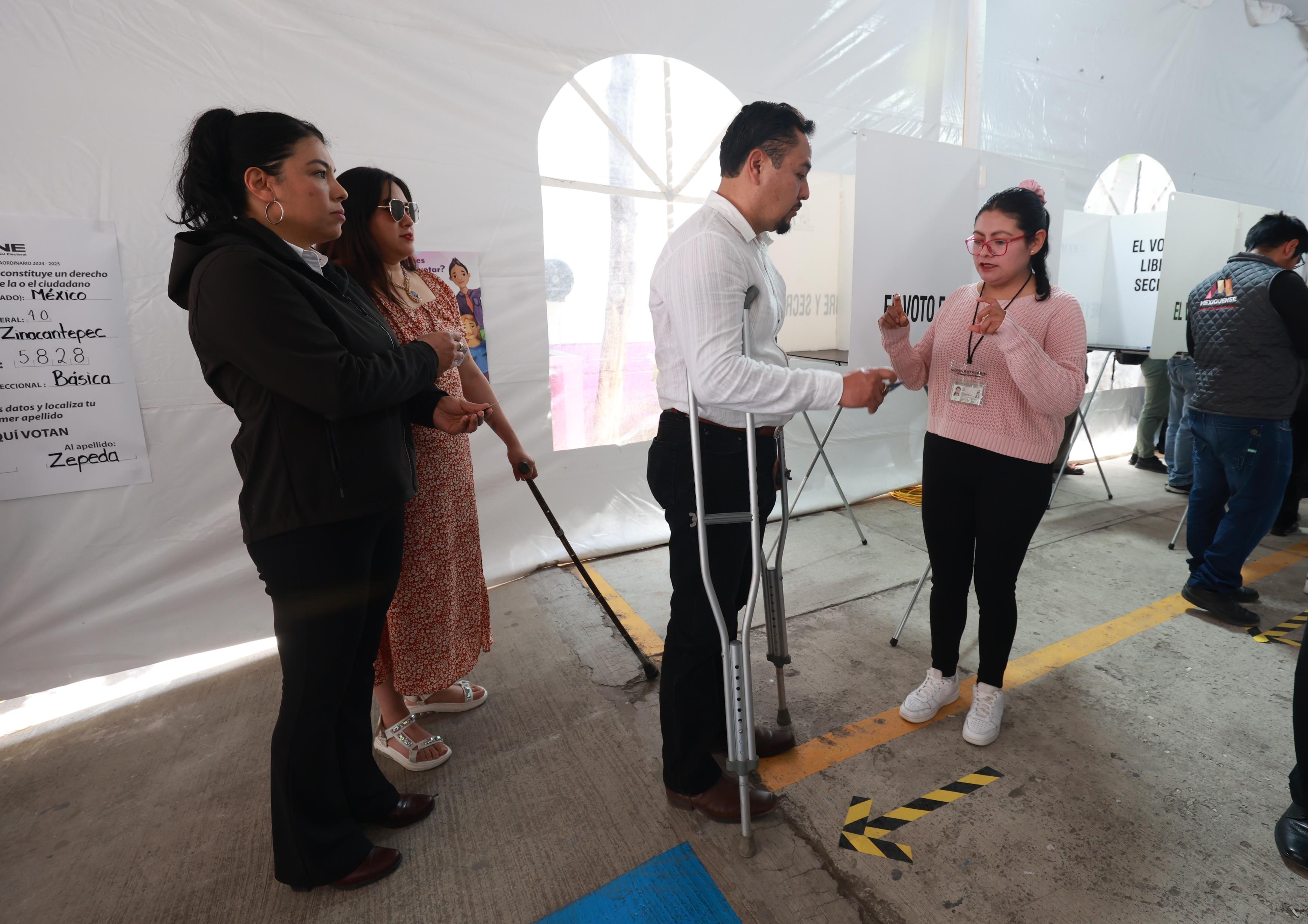 Las mujeres embarazadas o en lactancia, personas con discapacidad y adultos mayores tendrán acceso prioritario a votar el 1 de junio. Foto: Alejandro Vargas / El Universal Estado de México