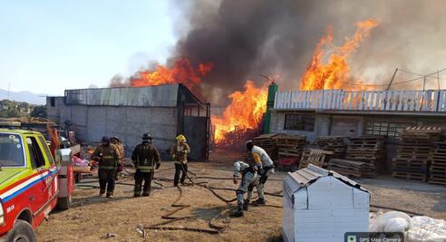 Incendio en Axapusco consume bodega de tarimas en la carretera Ecatepec-Tulancingo