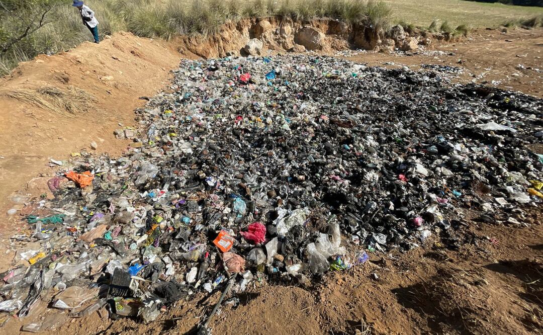 Ejidatarios de Santa Rosa denuncian la operación de un tiradero a cielo abierto sin permisos, junto al río Santa Cruz Tejocote Foto: Michelle Sánchez