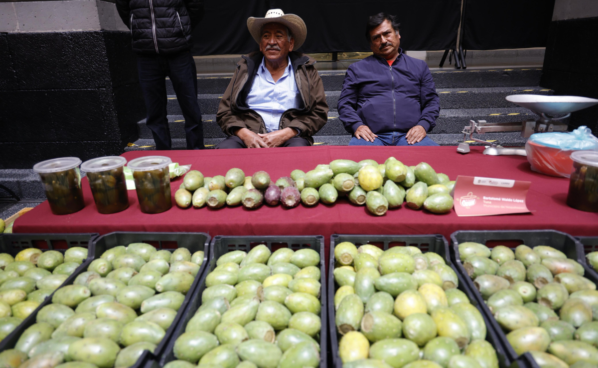 Productores rurales ofrecen sus cosechas en "Mi Tianguis Colibrí", un programa que ya les ha generado más de 1.2 millones de pesos en ventas directas. Foto: Arturo Hernández