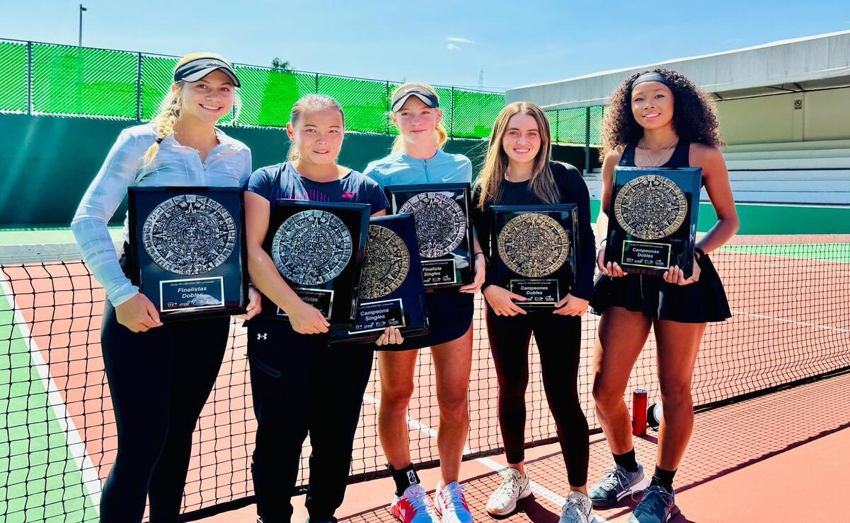 En la rama femenil, Hiraky Yamamoto le ganó a la estadounidense Hannah Ayrault, y en dobles de nuevo México subió a lo más alto del pódium con la representación de Marianne Ángel. Foto: Especial
